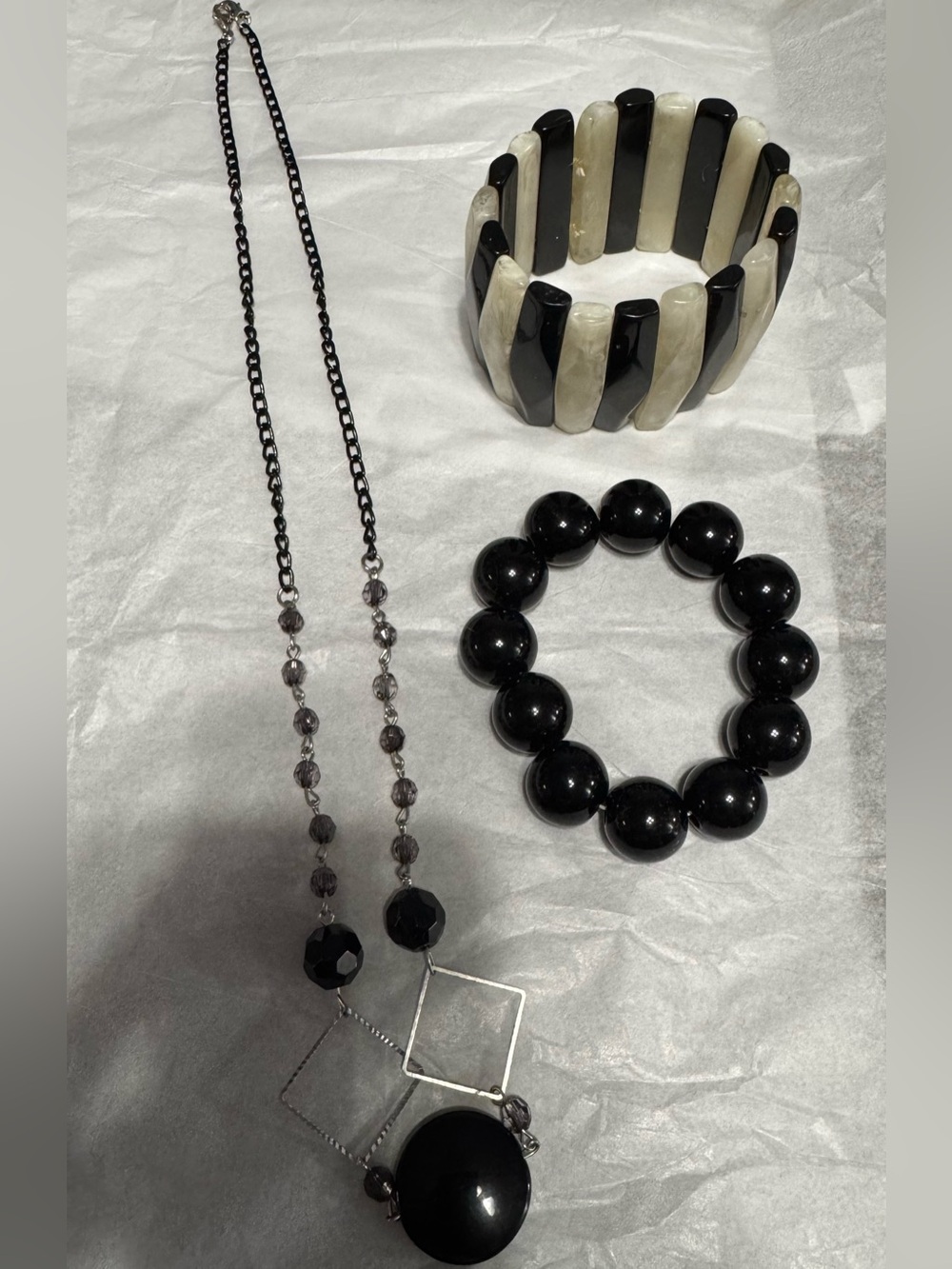 LOT  BLACK VINTAGE JEWELRY
